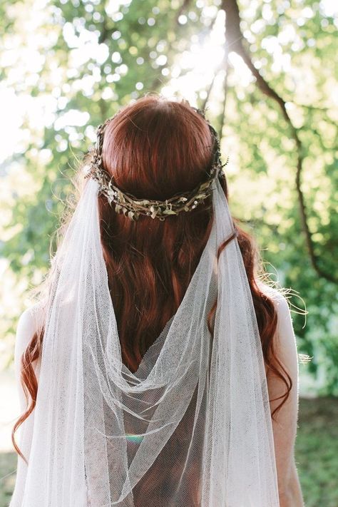 Forest Witchy Wedding, Fairy Wedding Accessories, Lotr Inspired Wedding Hair, Witchy Wedding Outfit, Boho Wedding Dress With Veil, Faerie Wedding Woodland, Cottagecore Wedding Veil, Witchy Wedding Veil, Handfasting Aesthetic