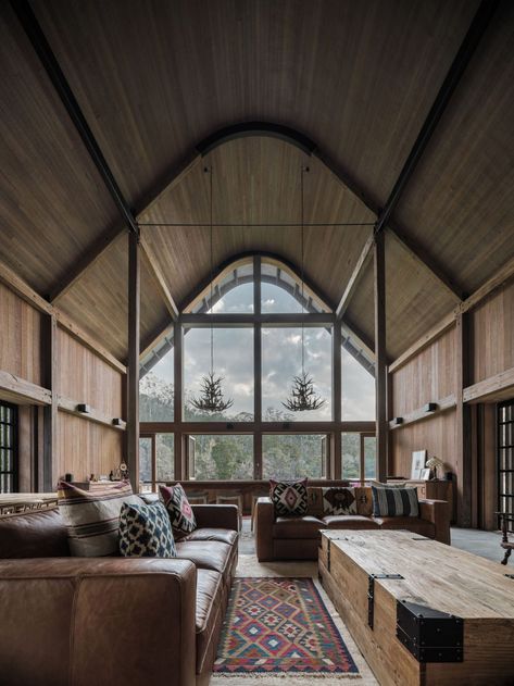 Paul Uhlmann Architects builds barn-like rural retreat in Australian bush American Barn, Modern Barn House, Weekend House, Rural Retreats, Shed Homes, Modern Barn, Bunk House, Floor To Ceiling Windows, The Barn