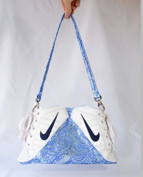 Upcycled Sportswear, Upcycled Sneakers, Bag Upcycle, Designer Handbags Louis Vuitton, Upcycle Design, Origami Fashion, Denim Art, Shoes Drawing, Fabric Tote