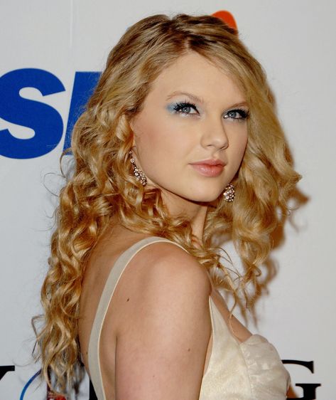 Taylor Swift Makeup Looks From Every Album Era & How to Get Them Taylor Swift Debut Era Makeup, Taylor Swift Red Era Makeup Look, Debut Taylor Swift Makeup Ideas, Red Era Taylor Swift Makeup, Eras Tour Makeup Ideas Fearless, Taylor Swift Debut Makeup, Taylor Swift Makeup Ideas, Taylor Swift Makeup Looks, Era Makeup