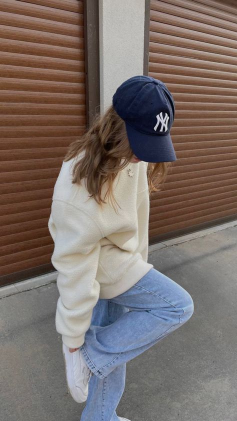 Ny cap stylish outfit girl trend white sweatshirt and jeans aesthetic photo Navy Blue Yankees Cap Outfit, Casual Baseball Cap Outfit Winter, Blue Ny Hat Outfit, Blue Yankees Cap Outfit, Navy Baseball Hat Outfit, Yankee Cap Aesthetic, Outfits With A Hat Baseball Caps, Navy Blue Baseball Cap Outfit, Blue Cap Outfits For Women