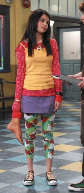 Wizards Of Waverly Place Outfits, Alex Russo Outfits, Tv Characters Outfits, Chocolate Fountain, Wizards Of Waverly, Alex Russo, Wizards Of Waverly Place, Waverly Place, Party Fits