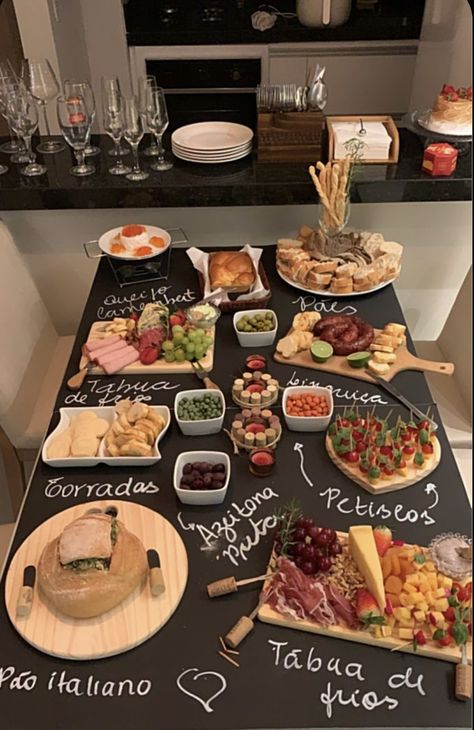 Wine Dinner Table Decor, Housewarming Party Food, Hosting Era, Italian Party, Tafel Decor, Catering Ideas Food, Charcuterie Inspiration, Wine Tasting Party, Party Food Platters