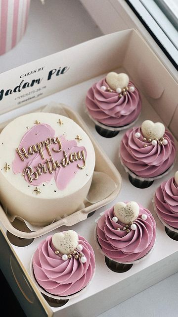 Cupcakes For Women Birthday, Tortas Astetics, Bento Box Cake With Cupcakes, Happy Birthday Torte, Birthday Cupcakes For Women, Mini Torte, Cupcake Cake Designs, Torte Cupcake, Cute Cake