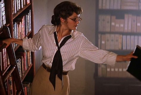 The Closet Historian: Beautiful Rachel Weiss from The Mummy 40s Mode, Mummy Movie, Librarian Style, Librarian Chic, Academia Outfits, Dark Academia Fashion, Fashion 90s, Academia Fashion, The Mummy