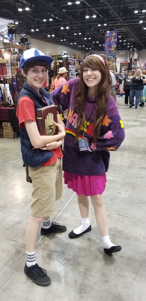 Megacon Outfits, Mabel And Dipper Cosplay, Sibling Cosplay Ideas, Dipper And Mabel Cosplay, Mabel Gravity Falls Costume, Cosplay Best Friends, Duo Costumes Best Friends, Matching Cosplay Ideas, Best Friend Cosplay