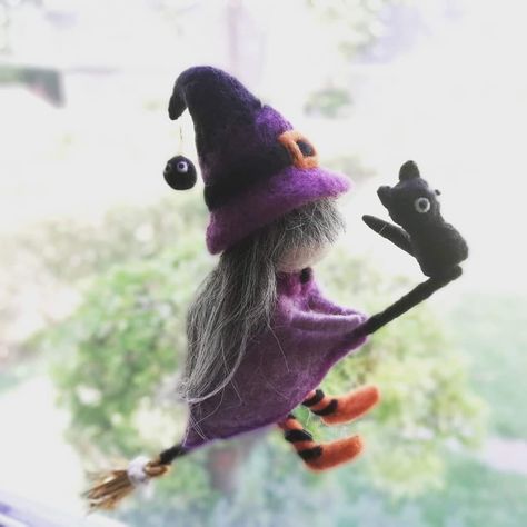 Felt Witch Doll, Needle Felted Witch, Felted Witch, Halloween Felt Crafts, Felt Witch, Easy Felt Crafts, Felted Crafts, Needle Felted Ornaments, Pagan Crafts