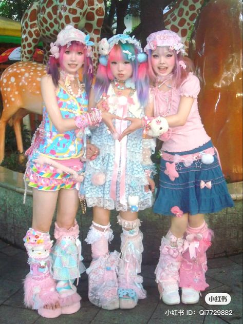 Oc Outfits Aesthetic, Harakuju Fashion Kawaii, Croquis, Fruits Magazine Aesthetic, Japanese Colorful Fashion, Decora Harajuku Fashion, Decora Japanese Fashion, Decora Outfits Pastel, Kawaii Kei Fashion