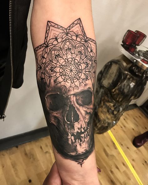 Skull Mandala Design, Skull Tattoo Mandala, Mandala Skull Tattoo Design, Skull Mandala Tattoo, Mexican Skull Tattoos, Mandala Skull, Live Tattoo, Lower Leg Tattoos, Butterfly Tattoo On Shoulder