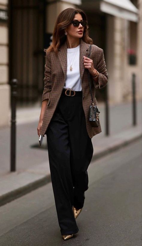 Loose Black Trousers With Checkered Brown Blazer Black Pants Outfit Formal, Vests Outfits For Women, Elegant Trousers Outfit, Female Boss Outfit, Brown Blazer Outfit Casual, Executive Outfits For Women, Checkered Blazer Outfit, Blazer Cafe, Brown Blazer Outfit