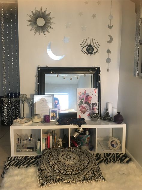 Makeup Vanity Ideas Bedrooms, Desk Makeup, Bedroom Desk, Boho Room Decor, Bedroom Vanity, Boho Room, Vanity Desk, Stylish Bedroom