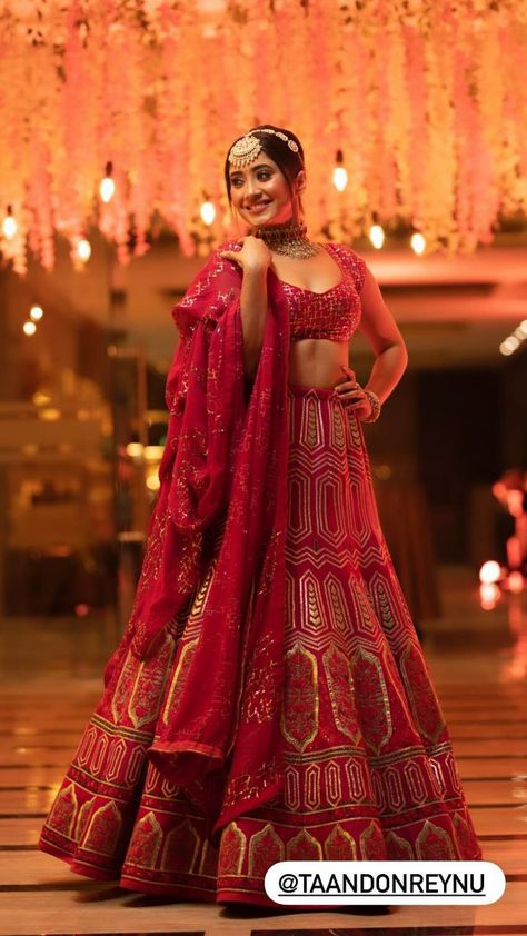 Gagra Choli Pose, Lengha Choli Photo Pose, Lehnga Choli Poses, Poses With Lengha, Gagra Choli Photo Poses, Lengha Photoshoot Poses, Lahenga Pose, Poses On Lehenga, Choli Pose