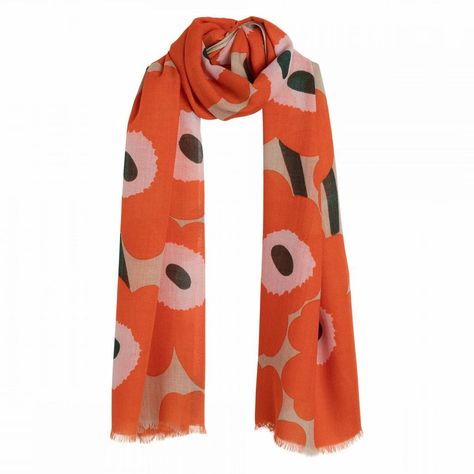 Der Marimekko Fiore Schal besteht aus transparenter Wolle und weist das von Aino-Maija Metsola entworfene Pieni Unikko-Muster in Orange, Pink und Beige auf. Der Schal hat an den Enden unfertige Kanten. Größe: Länge: 180 cm x Breite: 70 cm Material: 100% reine Wolle Elegant Orange Summer Scarf, Orange Scarf Knit, Beige Scarf, Luxury Orange Silk Scarf, Orange Scarf, Poppy Pattern, Orange Poppy, Multicolor Floral Print Scarf, One Size, Orange Fashion