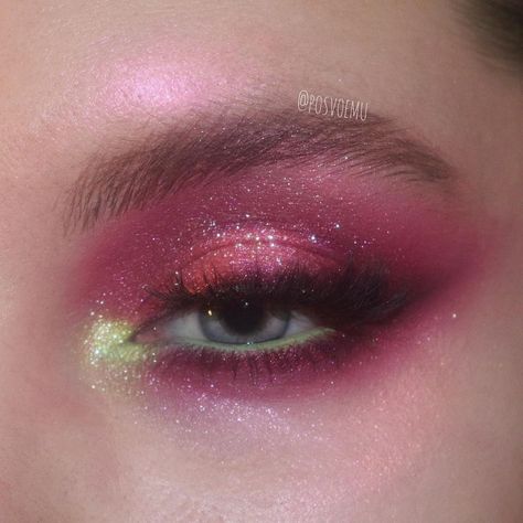 Raspberry Makeup Look, Fuschia Makeup Looks, Witchcore Makeup, Magenta Eyeshadow, Magenta Makeup, Light Makeup Looks, Cute Eye Makeup, Eye Makeup Pictures, Cool Makeup Looks