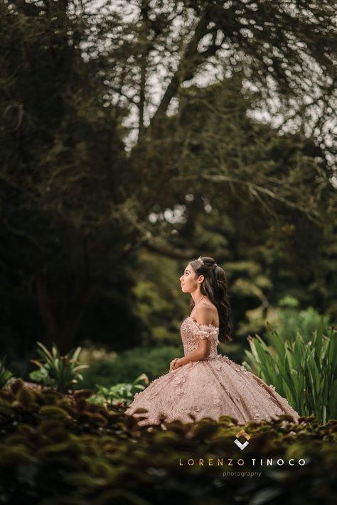 Garden Quinceanera, Quince Picture Ideas, White Quince Dresses, Quinceañera Photoshoot Ideas, Quince Photoshoot Ideas, Debut Theme, Quince Pictures, Quinceanera Pictures, Fairytale Photoshoot