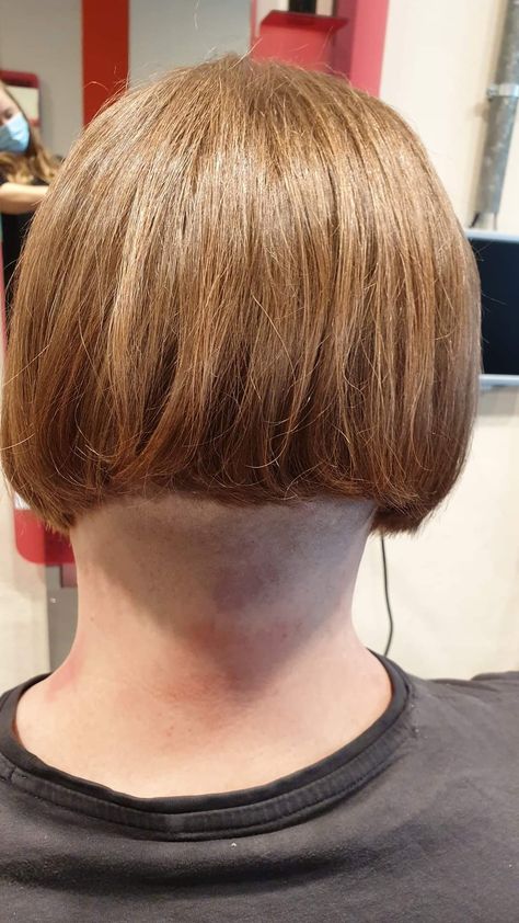 Cute undercut a-line feminine men bob with buzzed nape Boy Buzz Cut, Cute Undercut, Feminine Haircuts, Feminine Men, Mushroom Cut, Short Bobs, Shaved Nape, Hair Drawing, Cut Hair