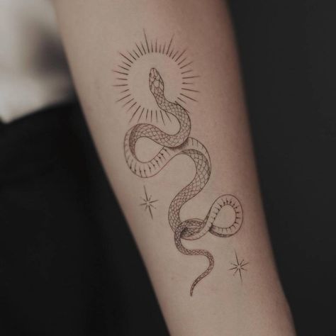 Vintage Aesthetic Tattoos, Small Snake Tattoo, Aesthetic Tattoos, Inner Forearm Tattoo, Snake Tattoo Design, Petite Tattoos, Forearm Tattoo Women, Парные Тату, Discreet Tattoos