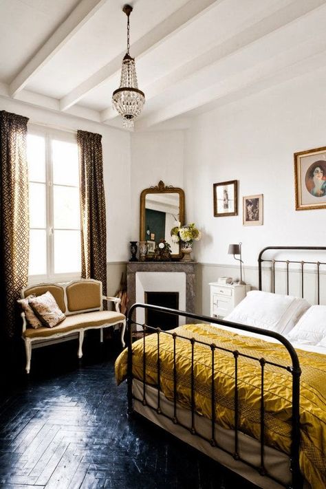 Modern Victorian Style, Parisian Bedroom, Vintage Bedroom Decor, Parisian Decor, French Country Bedrooms, Interior Vintage, Casa Vintage, Eclectic Bedroom, Modern Victorian