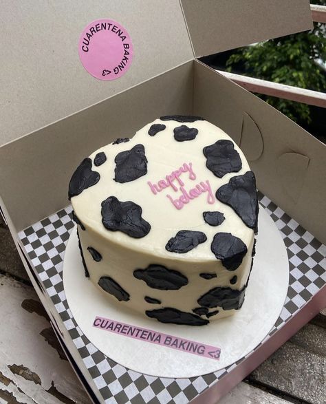 Cow Cake Birthday, Cow Cakes, Pastel Cakes, Cowgirl Birthday Party, Cow Birthday, Funny Birthday Cakes, Mini Cakes Birthday, Cow Design, Simple Birthday Cake