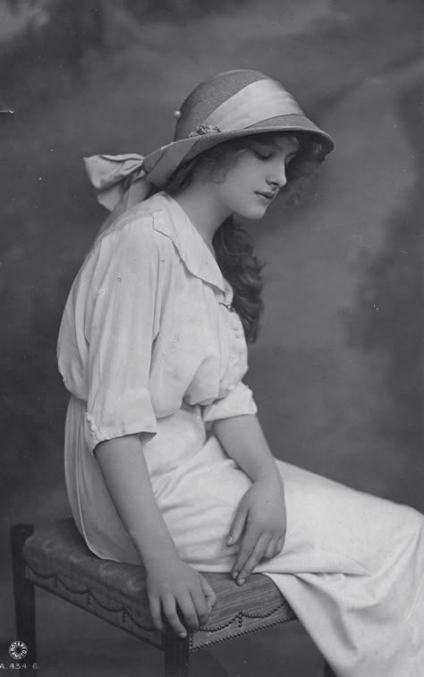 Vintage Foto's, Portrait Vintage, Images Vintage, Wearing A Hat, Photo Vintage, Vintage Portraits, Edwardian Era, Antique Photos, 인물 사진