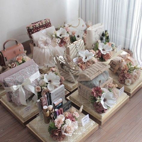 Dulang Hantaran Ideas, Hantaran Pernikahan, Wedding Gift Hampers, Wedding Gift Pack, Creative Wedding Gifts, Bridal Gift Wrapping Ideas, Dream Wedding Decorations, Desi Wedding Decor, Wedding Planning Decor