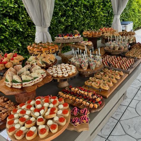 event planning • Instagram Christmas Catering, Amazing Food Platters, Decorações Com Comidas, Catering Ideas Food, Buffet Set, Food Garnishes, Delicious Snacks Recipes, Buffet Food, Brunch Party