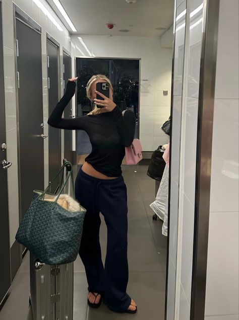 Aesthetic, airport outfit, black outfit, outfit inspiration, wardrobe Airport Mirror Pic, Airport Fits Aesthetic Summer, Travel Fits Airport, Airport Fits Aesthetic, Black Airport Outfit, Airport Purse, Cute Airport Fits, Stylish Airport Outfits, Airport Outfit Comfy