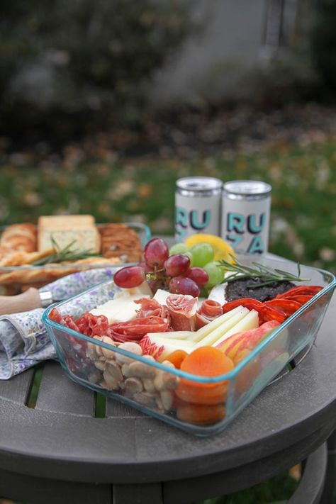 Picnics are perfect for spring and summer! This picnic cheese board is a great way to take a date outside, whether you're picnicking in your backyard or on a hike. Tanglewood Picnic Ideas, Picnic Dinner Food Ideas, Hiking Picnic Ideas, Charcuterie Board Picnic Ideas, Outdoor Concert Food Picnic Ideas, Picnic Kids Ideas, Boat Picnic Food Ideas, Concert Picnic Food Ideas, Hot Picnic Food Ideas