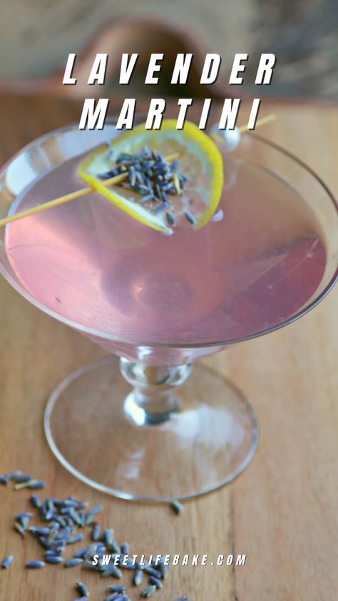 Lavender Martini in a glass. Lavender Cocktails, Lavender Drink, Lemon Martini, Lavender Martini, Martini Recipes Vodka, Cocktails Easy, Make Cocktails, Simple Syrup Cocktails, Lavender Cocktail