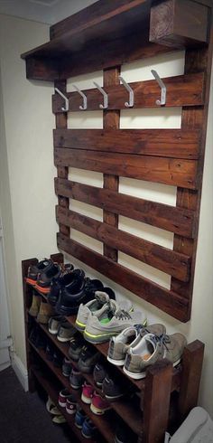 Pallet Wardrobe, Pallet Coat Racks, Pallet Home Decor, Pallet Crafts, Diy Holz, Wood Pallet Projects, Diy Pallet Projects, Pallet Wood, Diy Pallet Furniture