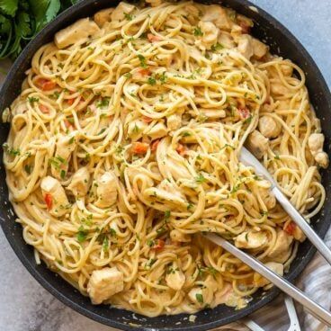 Crockpot Chicken Spaghetti, Best Easy Dinner Recipes, Chicken Spaghetti Recipes, Leftover Rotisserie Chicken, Family Friendly Dinners, Spaghetti Noodles, Chicken Spaghetti, Cheesy Sauce, Chicken Pasta Recipes