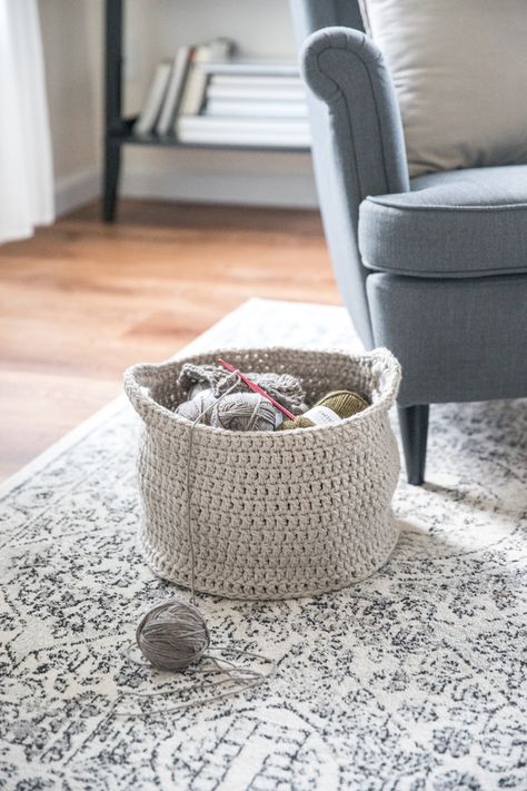 Crochet Basics: How To Make A Basket Yarn Storage Ideas, Yarn Baskets, Crocheted Gifts, Crochet In The Round, Bulky Yarn Crochet, Crochet Basket Tutorial, Crocheted Baskets, Make A Basket, Cheap Yarn