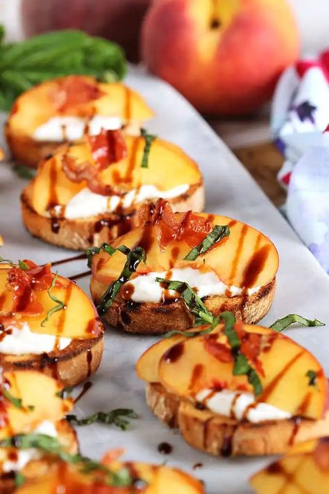 Ricotta Peach, Peach Crostini, Bruschetta Recept, Honey Ricotta, Crispy Pancetta, Summer Appetizers Easy, Summer Appetizer, Think Food, Party Food Appetizers