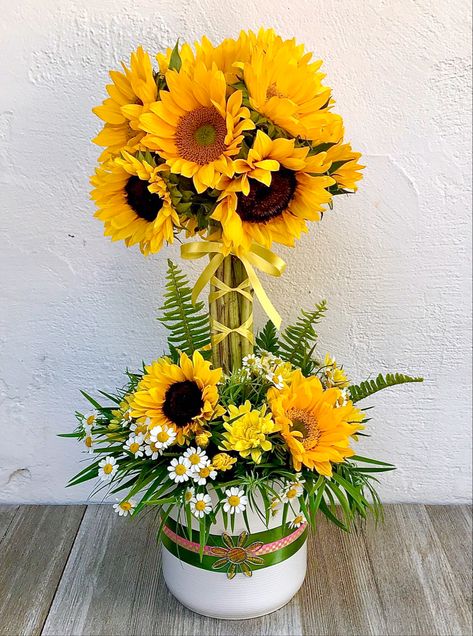 Floral Vase Arrangements, Sunflower Floral Arrangements, Floral Topiaries, Flower Shop Design, Small Flower Arrangements, Sunflower Arrangements, Luxury Flower Bouquets, Greenery Arrangements, Flower Arrangement Designs