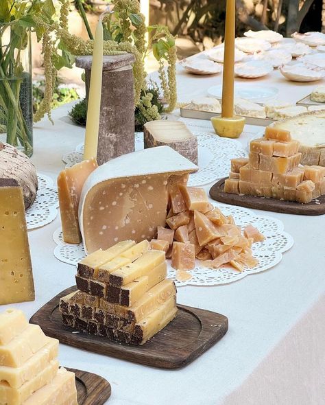 THE FRIEND CLUB (@thefriendclub_) • Instagram photos and videos Grazing Table Wedding Cocktail Hour, Cheese Buffet, Cheese Spread Board, Grazing Table, Holiday Lunch, Cheese Table, Dinner Party Table Settings, Rustic Table Setting, Wisconsin Cheese