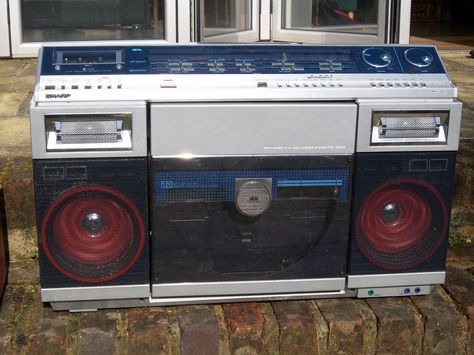 Ghettoblaster Sharp VZ-2000E | Flickr - Photo Sharing! Box Radio, 1980s Style, Radio Vintage, Old Technology, Cassette Recorder, Military Technology, Jukeboxes, Old Radios, Tape Recorder