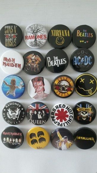 Grunge Paper Crafts, Outfit Inspo Accessories, Bottons Ideas, Pines Aesthetic, Rock Accessories, Band Pins, Aesthetic Rock, Rock Vibes, Grunge Accessories