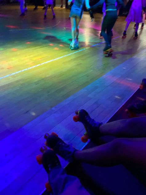 Roller Skating Birthday Party Aesthetic, Roller Skating Dates, Roller Skating Rink Birthday Party, Vintage Roller Rink, Aesthetic Roller Skating Pictures, Skate Rink Aesthetic, Roller Skating Couple Aesthetic, Roller Skating Date Aesthetic, Roller Skating Aesthetic Vintage