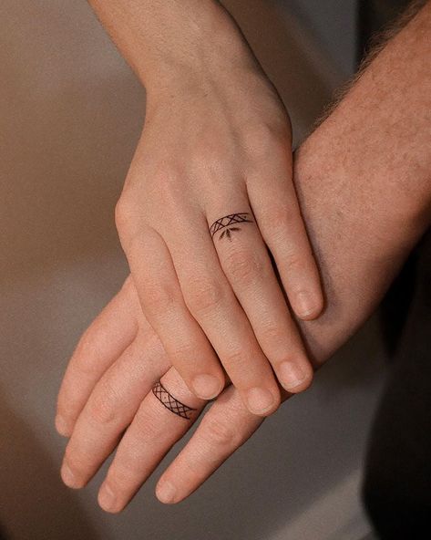 20 Wedding Ring Tattoo Design Ideas - Mom's Got the Stuff Wedding Band Tattoo Ideas, Celtic Ring Tattoo, Wedding Ring Tattoo For Men, Wedding Band Tattoos, Engagement Tattoos, Band Tattoo Ideas, Wedding Date Tattoos, Pretty Wedding Rings, Finger Tattoos For Couples