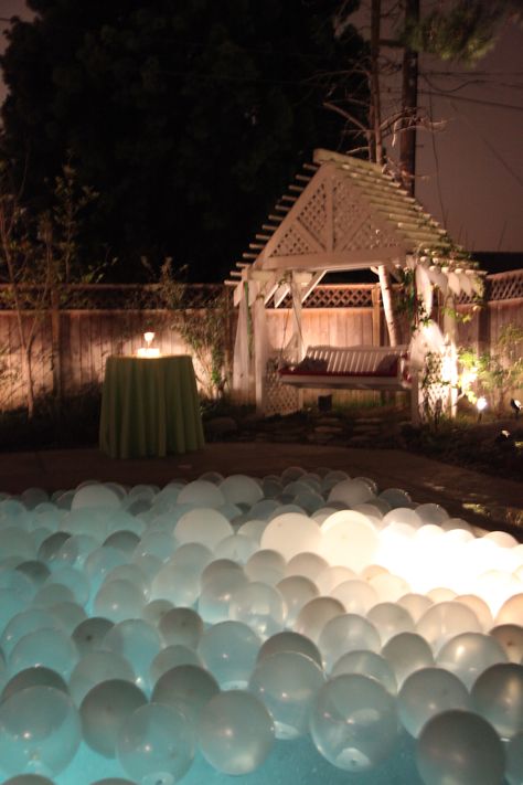 Una piscina llena ed globos para celebrar una fiesta de verano Pool Wedding Decorations, Swimming Pool Decorations, Pool Wedding, Party Swimming Pool, Pool Party Decorations, Ball Pool, Pool Decor, Theme Color, Balloon Decorations Party