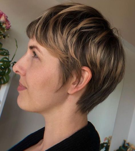 Shaggy Pixie with Caramel Highlights Pixie Shag Haircut, Shaggy Pixie Cut, Pixie Shag, Blonde Highlights Short Hair, Pixie Cut With Highlights, Pixie Hair Color, Short Haircuts Ideas, Shaggy Pixie Cuts, Classic Pixie