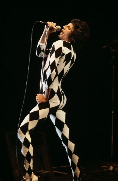 10 Most Iconic Freddie Mercury Looks A Night At The Opera, Outfits 70s, Queen Outfit, Queen Photos, Queen Freddie Mercury, Queen Pictures, Somebody To Love, Queen Band, Glam Rock