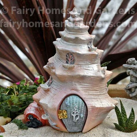 Fairy Houses Kids, Solar Fairy House, Mermaid House, Urban Gardening Ideas, Fairy Garden Furniture, Shell House, Fairy House Diy, Fairy Furniture, Faeries Gardens