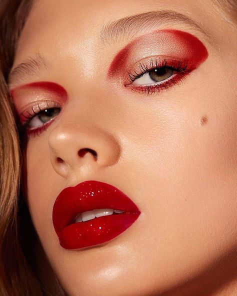 Monochromatic Eye Makeup, Red Editorial Makeup, Red Rose Makeup, Bold Eye Makeup Looks, Eye Makeup Red, Monochromatic Makeup Looks, Roses Makeup, Photographic Makeup, Red Makeup Looks