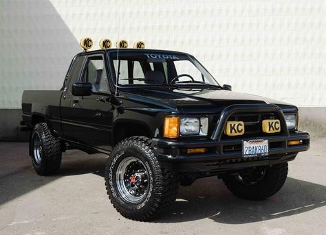 Back To The Future Toyota Truck, Toyota Trucks 4x4, Best Off Road Vehicles, Pick Up Trucks, Mobil Off Road, Toyota Pickup 4x4, Toyota Tacoma Sr5, Toyota Truck, Future Trucks