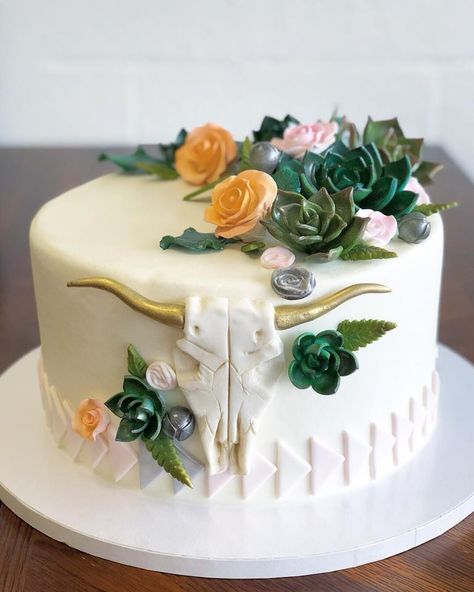 Gorgeous boho cake with cow skull, succulents, and tribal accents Country Style Birthday Cake, Cow Skull Cupcakes, Western Cake For Woman, Cow Skull Birthday Cake, Longhorn Cake Ideas, Southwestern Cake Ideas, Cute Western Birthday Cakes, Western Chic Birthday Cake, Western 21st Birthday Cake