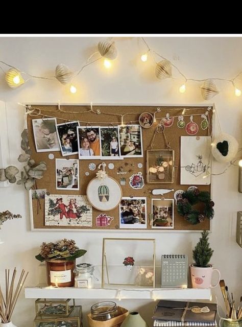 Photo Pin Board Ideas, Pinboard In Bedroom, Pin Boards Aesthetic, Cork Notice Board, Cork Mood Board, Cute Bulletin Board Ideas Bedroom, Room Notice Board Ideas, Corkboard Picture Ideas, Cork Board Above Desk