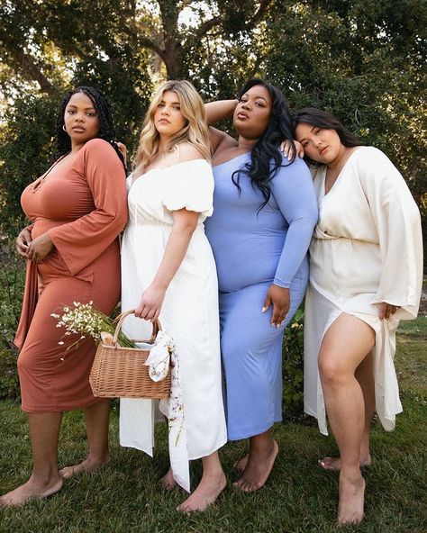 Plus Size Group Photo Shoot, Plus Size Confidence, Fall Outfits Plus Size Women, Plus Size Modeling Poses, Plus Size Couple Photoshoot, Mid Size Outfit Ideas, Friendship Shoot, Sisters Poses, Plus Size Spring Outfit