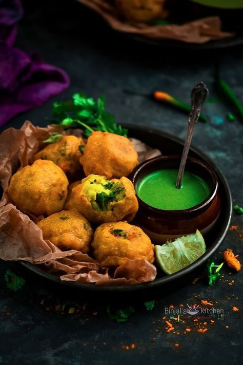 Farali Batata Vada Batata Vada Photography, Masala Vada, Sabudana Vada Photography, Idli Vada, Parippu Vada, Farali Recipes, Batata Vada, Gratin Dish, Gujarati Recipes