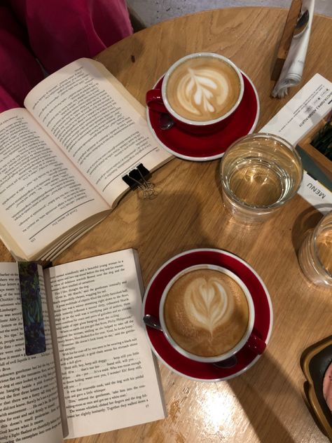 Coffee Dark Academia, Reading Date, Date Coffee, Book Date, Estilo Rory Gilmore, Feed Insta, Coffee Obsession, God Mat, Coffee Date